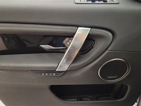 Used 2025 Land Rover Discovery Sport S image 23