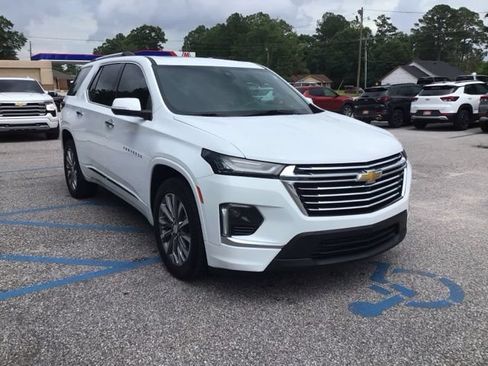 Used 2023 Chevrolet Traverse Premier FWD image 8