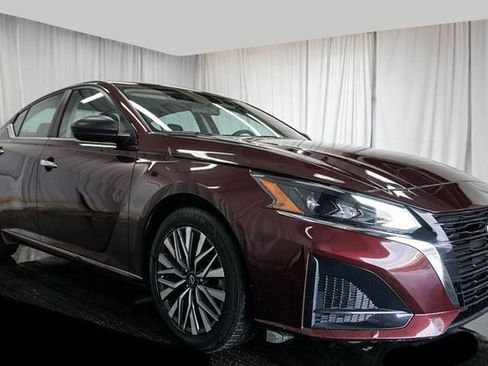 Used 2024 Nissan Altima 2.5 SV image 2