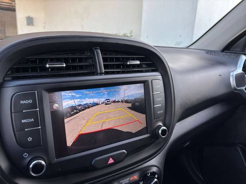 Used 2025 Kia Soul LX w/ LX Technology Package FWD image 19