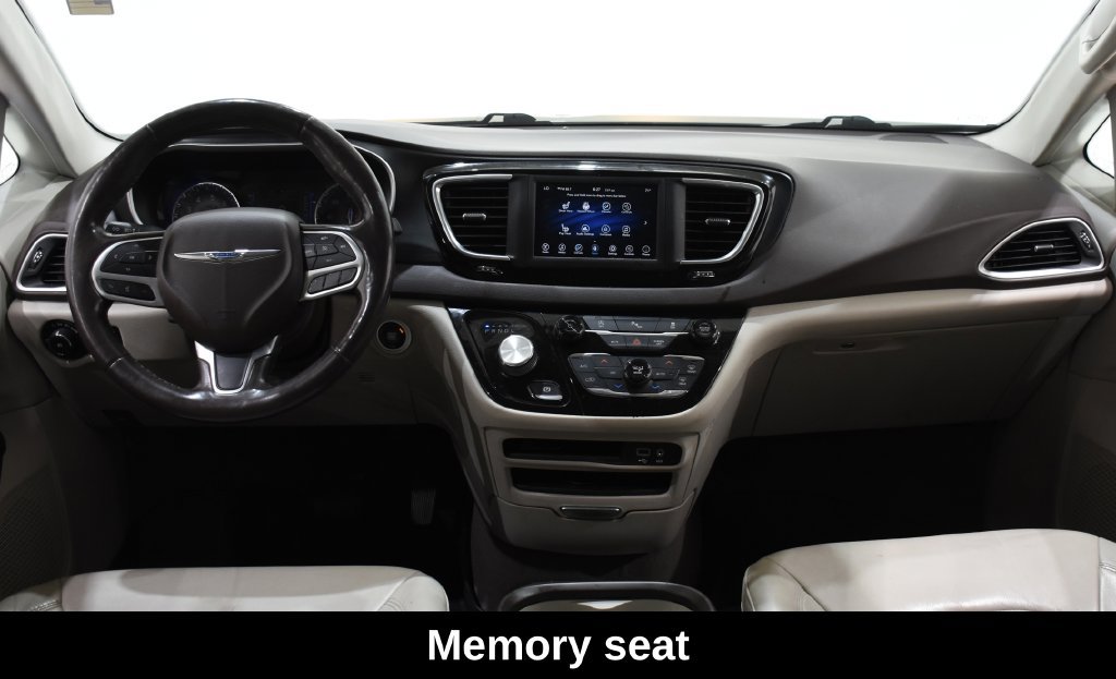 Used 2020 Chrysler Pacifica Touring-L FWD image 9