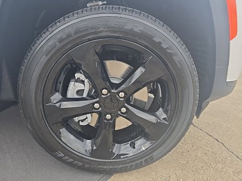 New 2025 Jeep Grand Cherokee L Altitude image 4