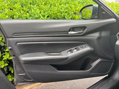 Used 2025 Nissan Altima 2.5 SV image 18