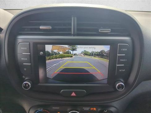 Used 2025 Kia Soul LX w/ LX Technology Package FWD image 17