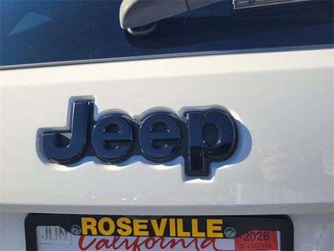 Used 2022 Jeep Grand Cherokee Laredo X image 10