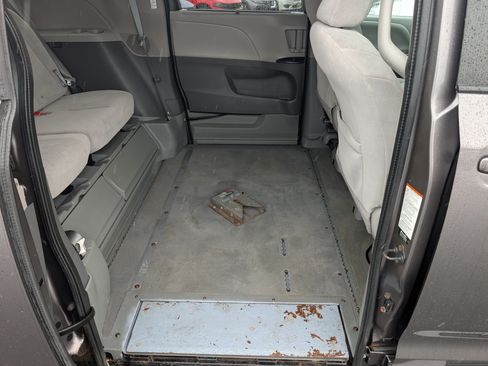 Used 2015 Toyota Sienna LE FWD image 9