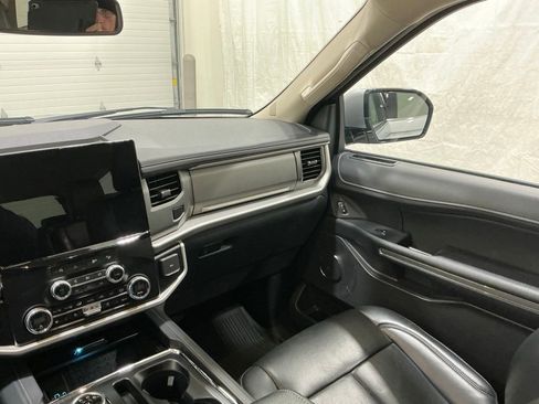 Used 2024 Ford Expedition XLT image 34
