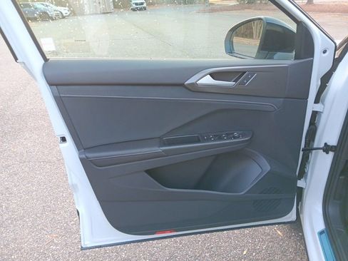 Used 2025 Volkswagen Taos SE image 11