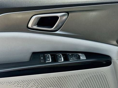 Used 2022 Kia Carnival LX FWD image 18