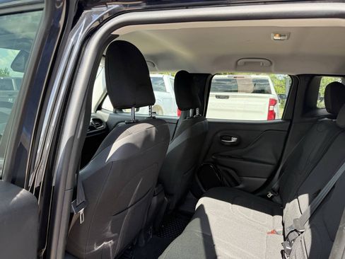 Used 2016 Jeep Renegade Latitude AWD/4WD image 12