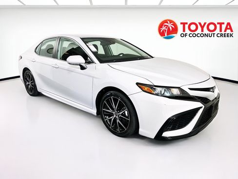 Used 2023 Toyota Camry SE image 1