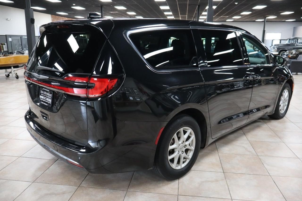 Used 2023 Chrysler Pacifica Touring-L FWD image 6