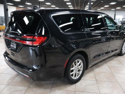 Used 2023 Chrysler Pacifica Touring-L FWD image 6