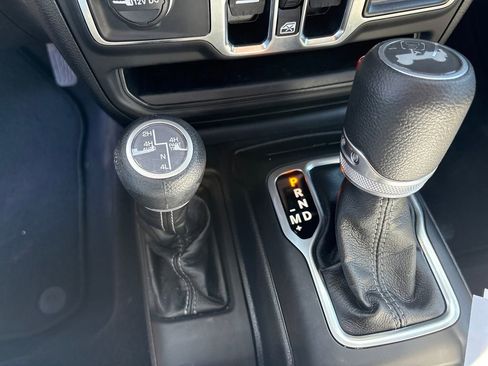 Used 2025 Jeep Wrangler Unlimited Sahara AWD/4WD image 20