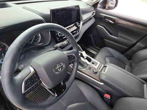 Used 2020 Toyota Highlander Platinum image 12