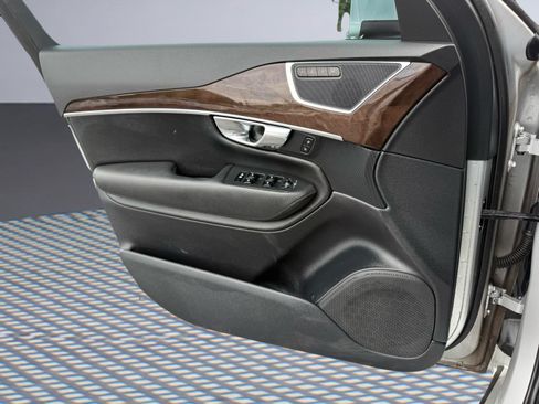 Used 2016 Volvo XC90 T6 Momentum w/ Momentum Plus Package AWD/4WD image 21
