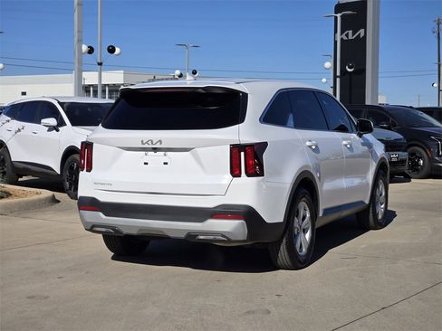 Certified 2025 Kia Sorento LX image 4