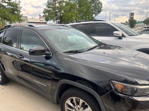 Used 2019 Jeep Cherokee Latitude Plus FWD image 4