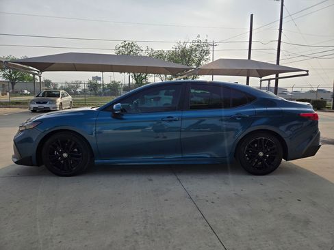 Used 2025 Toyota Camry SE w/ Convenience Package FWD image 4