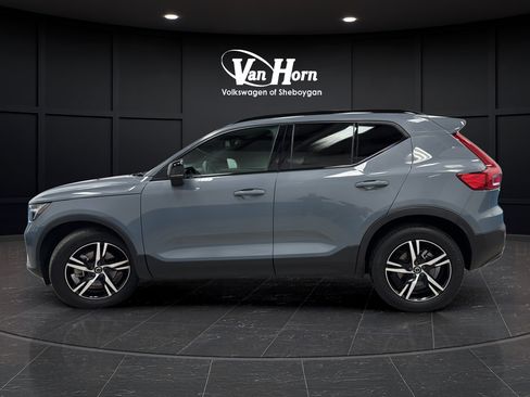 Used 2023 Volvo XC40 B5 Plus AWD/4WD image 4