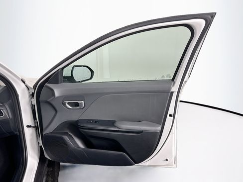 Used 2025 Kia K4 LXS image 32