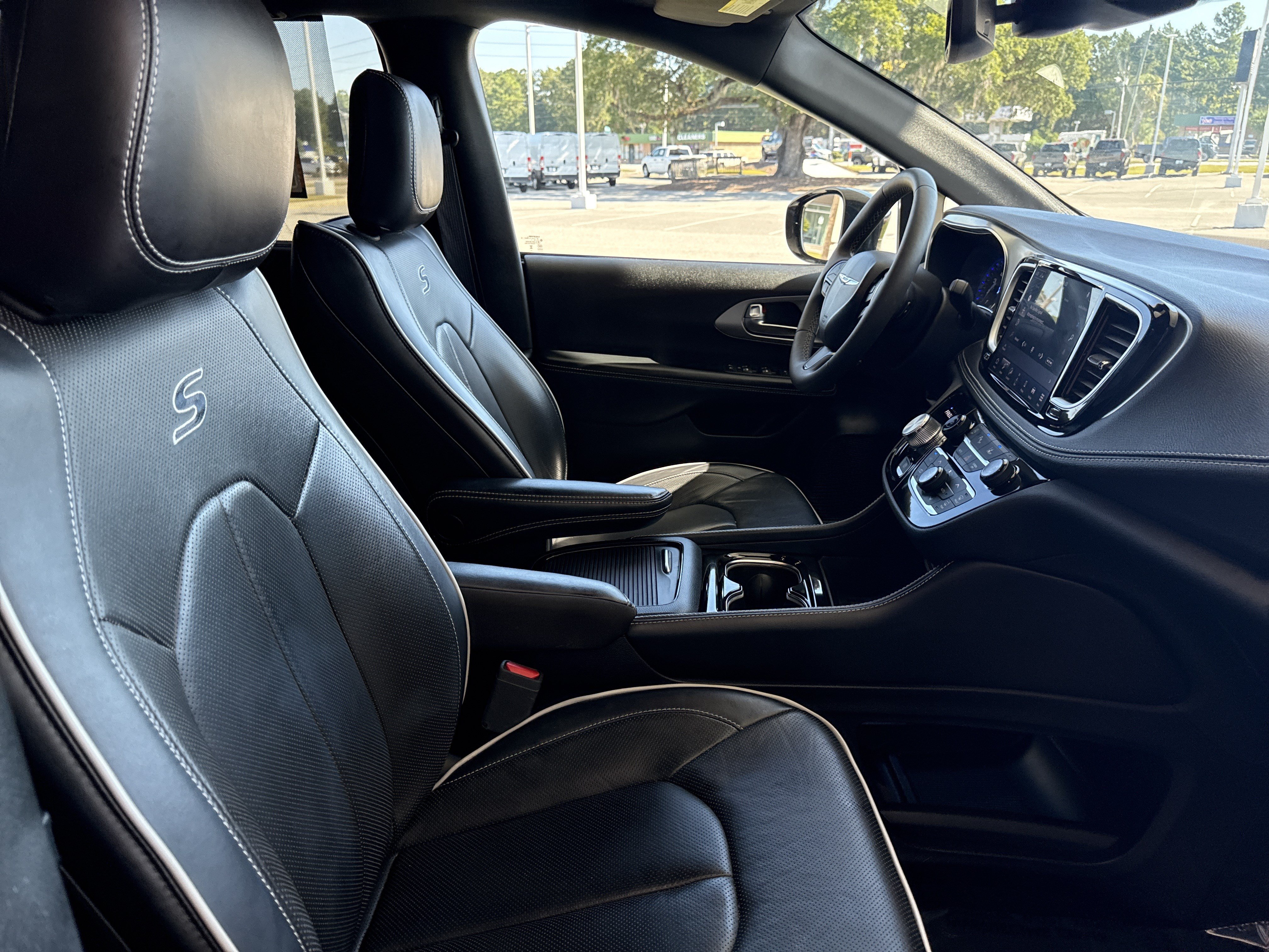 Used 2025 Chrysler Pacifica Limited FWD image 33