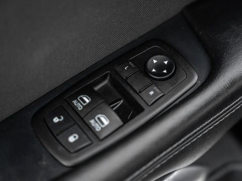 Used 2015 Dodge Challenger SXT image 36