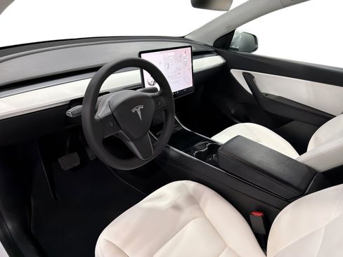 Certified 2021 Tesla Model Y Long Range AWD/4WD image 9