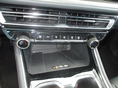 Certified 2025 Chevrolet Traverse LT image 17