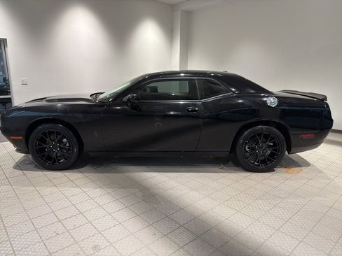Used 2022 Dodge Challenger SXT image 2
