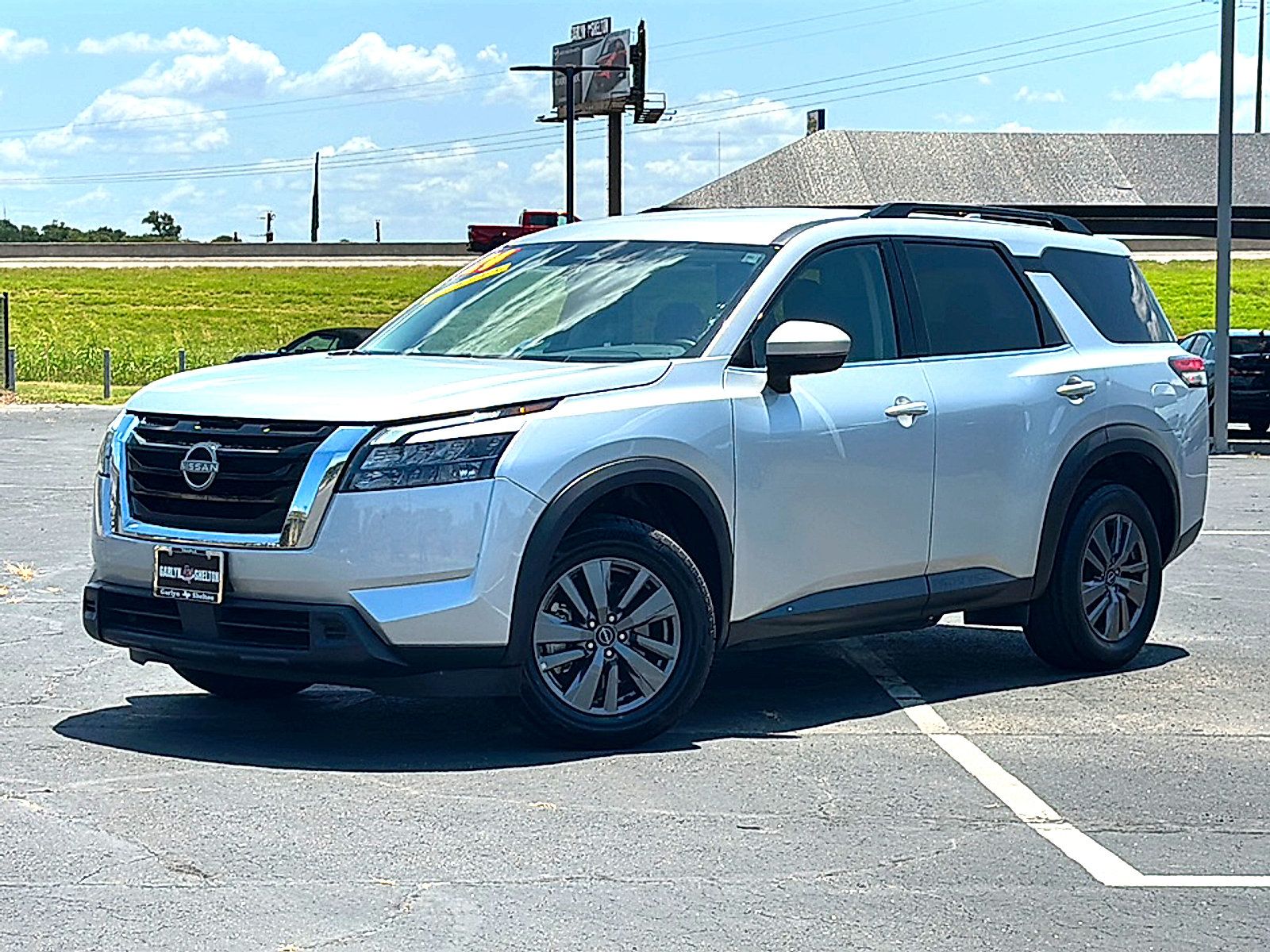Used 2024 Nissan Pathfinder SV FWD image 2