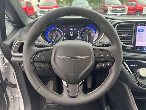 Used 2025 Chrysler Pacifica Limited FWD image 9