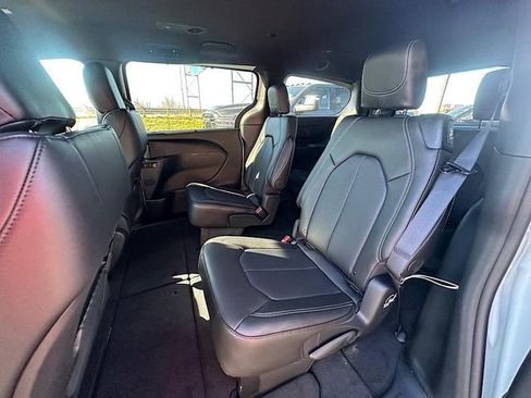 New 2026 Chrysler Pacifica Select image 17
