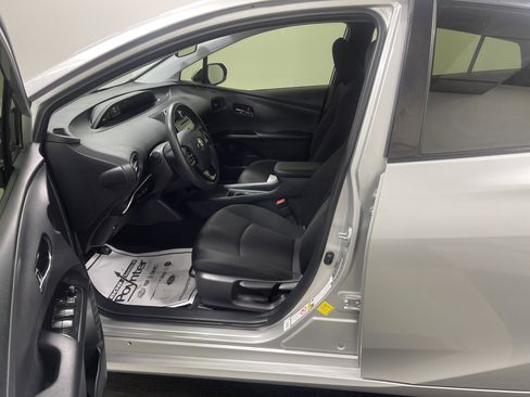 Used 2019 Toyota Prius LE image 9