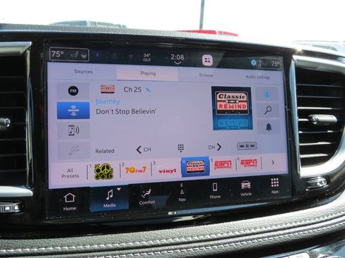 Used 2024 Chrysler Pacifica Limited w/ Trailer Tow Group FWD image 13