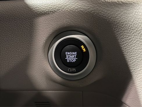 Used 2024 Chrysler Pacifica Touring-L FWD image 32