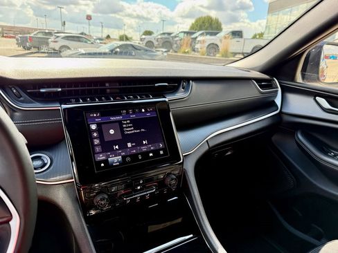 Used 2023 Jeep Grand Cherokee Altitude image 21