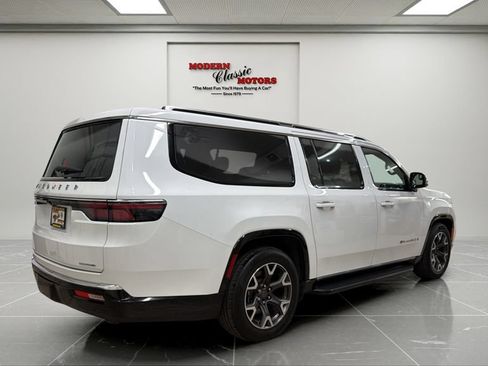 Used 2024 Jeep Wagoneer L Series III w/ Flexible Seating Group AWD/4WD image 5