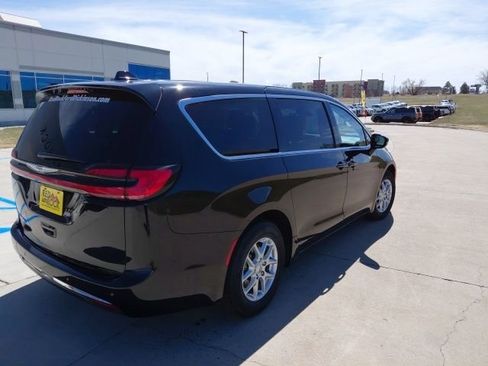 Used 2024 Chrysler Pacifica Touring-L image 3