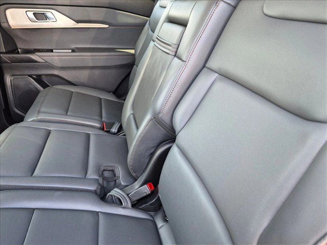 Used 2025 Ford Explorer Active w/ Active Comfort Package RWD image 17