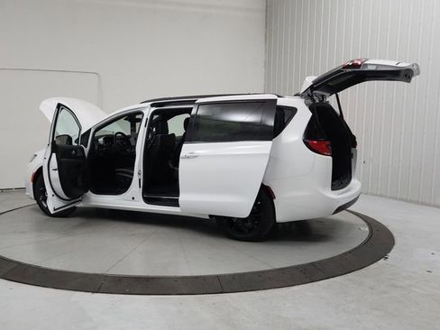 New 2026 Chrysler Pacifica Limited w/ S Appearance Package image 13