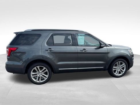 Used 2017 Ford Explorer XLT w/ Equipment Group 202A AWD/4WD image 3