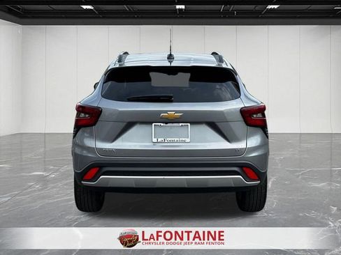 Used 2025 Chevrolet Trax LT w/ LT Convenience Package FWD image 4