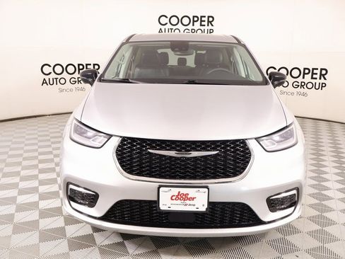 Used 2024 Chrysler Pacifica Touring-L FWD image 9