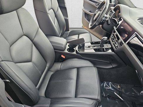 Used 2024 Porsche Macan image 10