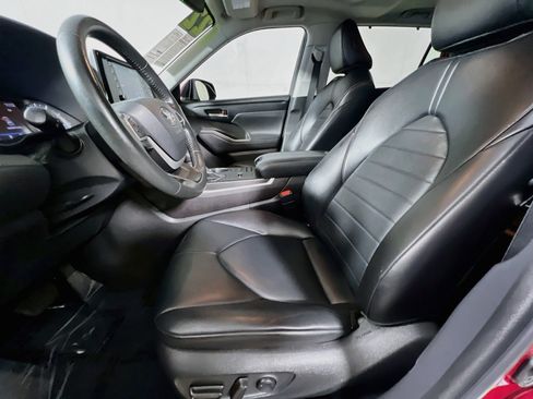 Used 2022 Toyota Highlander XLE FWD image 15