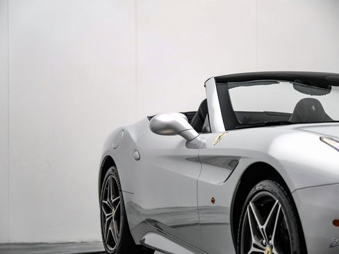 Used 2016 Ferrari California T image 35