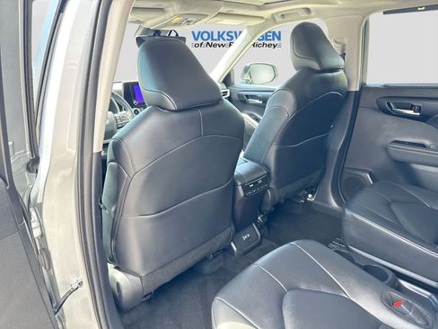 Used 2025 Toyota Highlander XLE FWD image 25