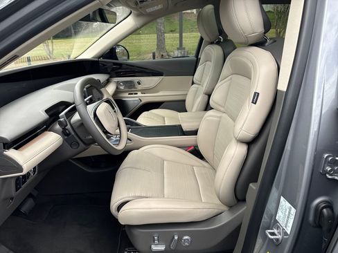 Used 2025 Lincoln Nautilus Reserve image 9