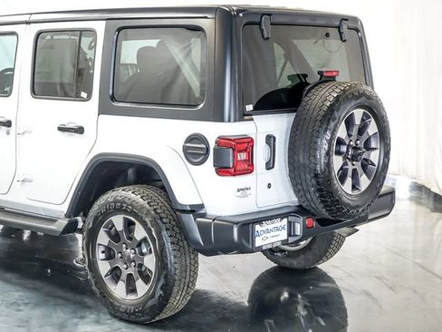 Used 2018 Jeep Wrangler Unlimited Sahara w/ LED Lighting Group AWD/4WD image 10